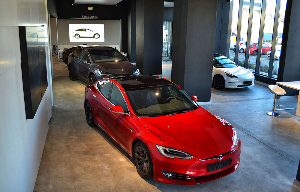 A fost inaugurat Teslounge, primul showroom dedicat exclusiv modelelor Tesla: detalii despre service și termene de livrare - Poza 1